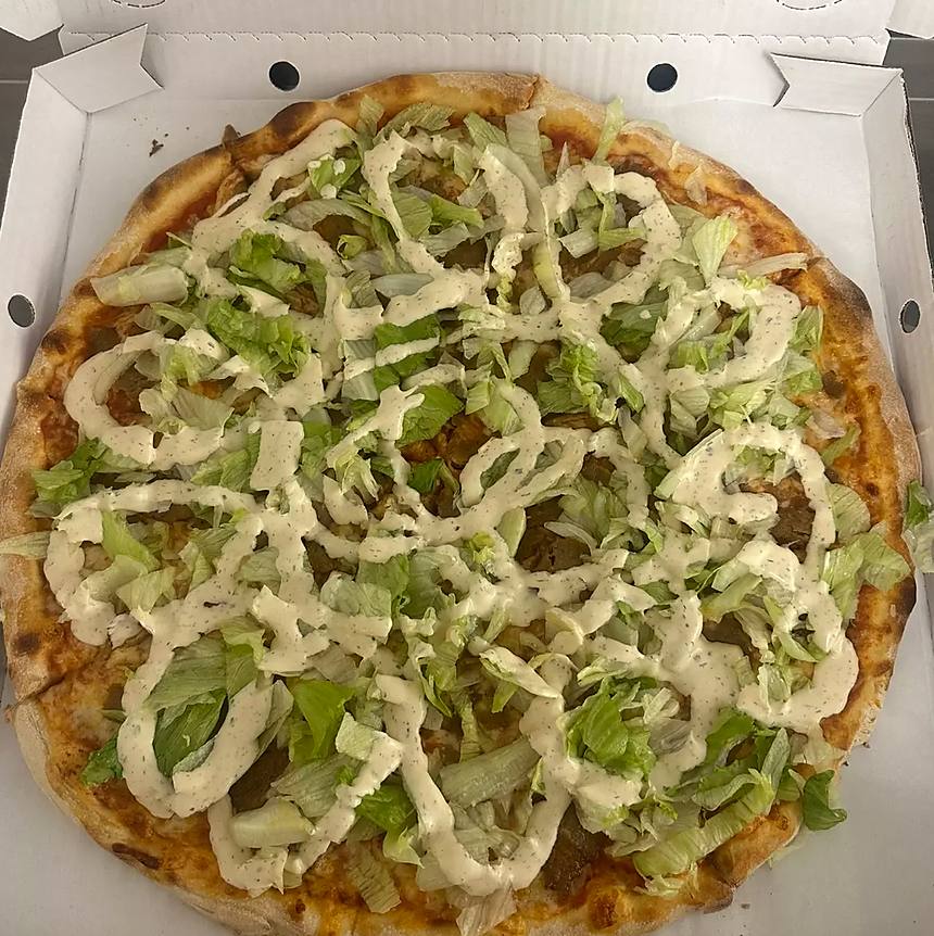 Kebabpizza med salat og dressing